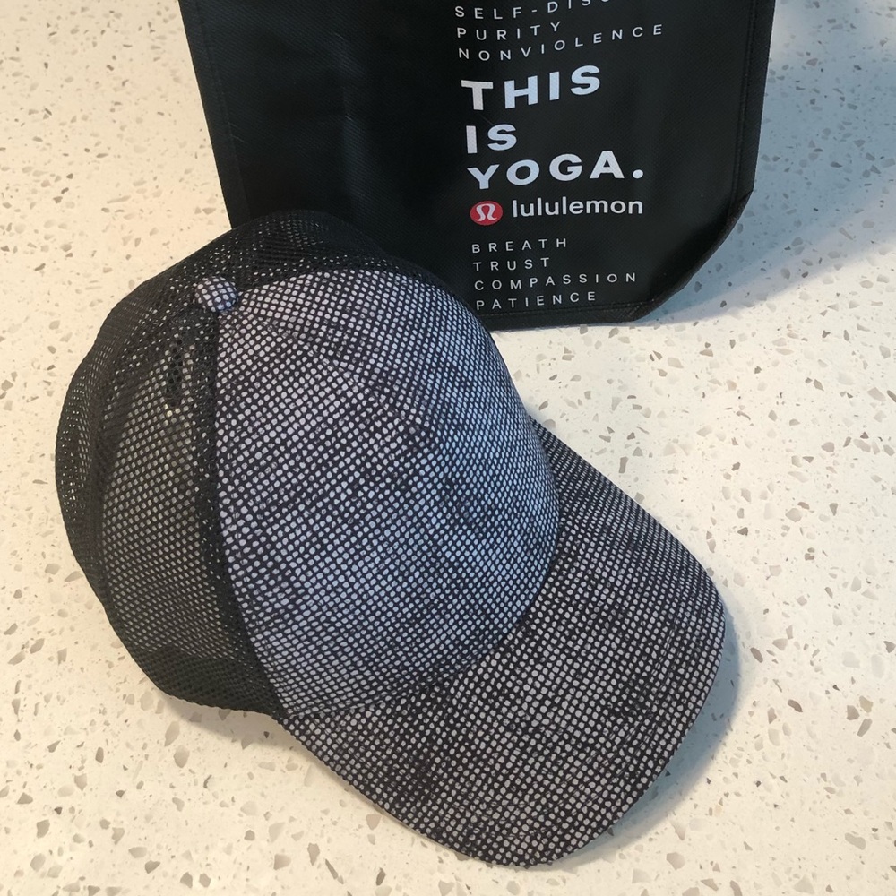 LULULEMON HAT